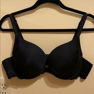 Black push-up plunge bra